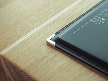4 металлических уголка для книг серебристого цвета
